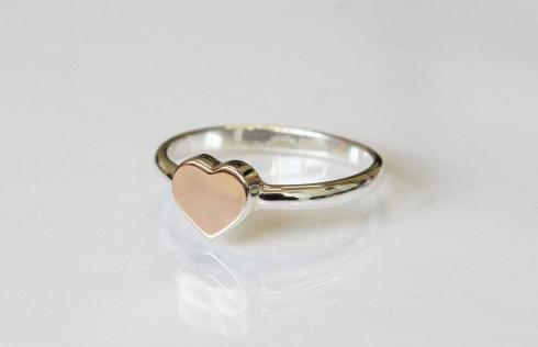Серебряное кольцо "Сердце" с золотыми вставками