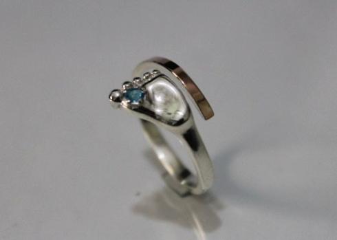 Кольцо с ножкой младенца серебро